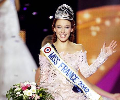 Séances de dédicaces avec Delphine Wespiser, Miss France 2012