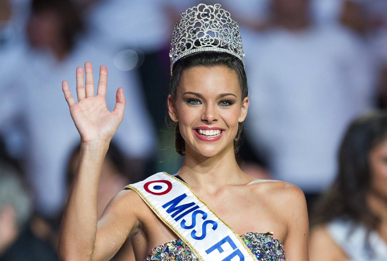 Marine Lorphelin Miss France 2013 en séance de dédicaces à Lyon en Rhône-Alpes